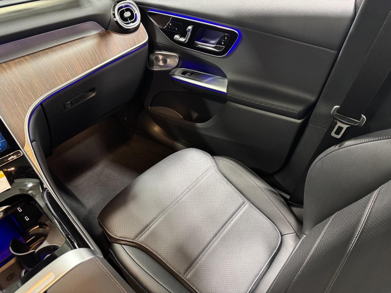 Mercedes-Benz GLC Vehicle Full-screen Gallery Image 15