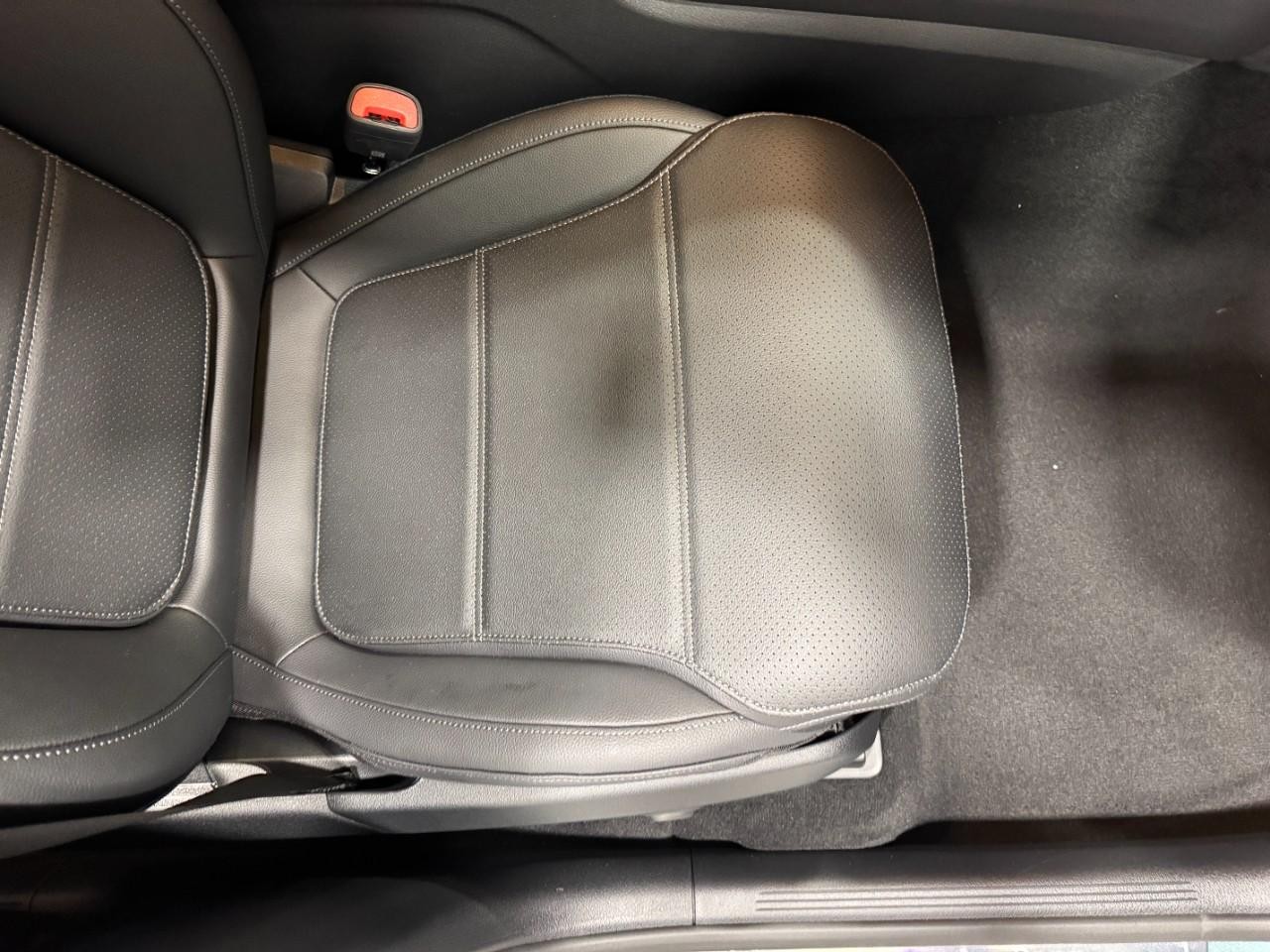 Mercedes-Benz GLC Vehicle Full-screen Gallery Image 17