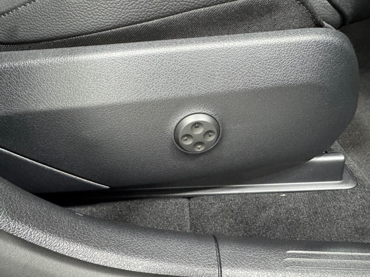 Mercedes-Benz GLC Vehicle Full-screen Gallery Image 18