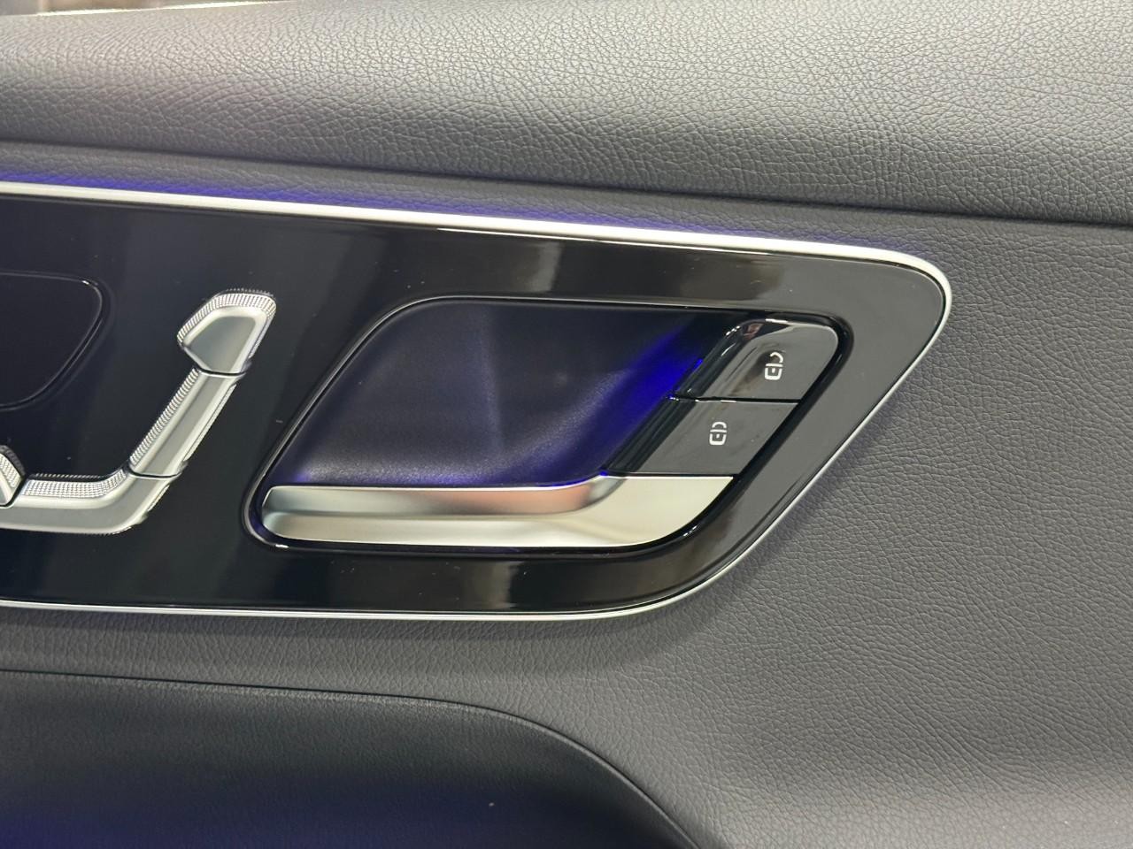 Mercedes-Benz GLC Vehicle Full-screen Gallery Image 20