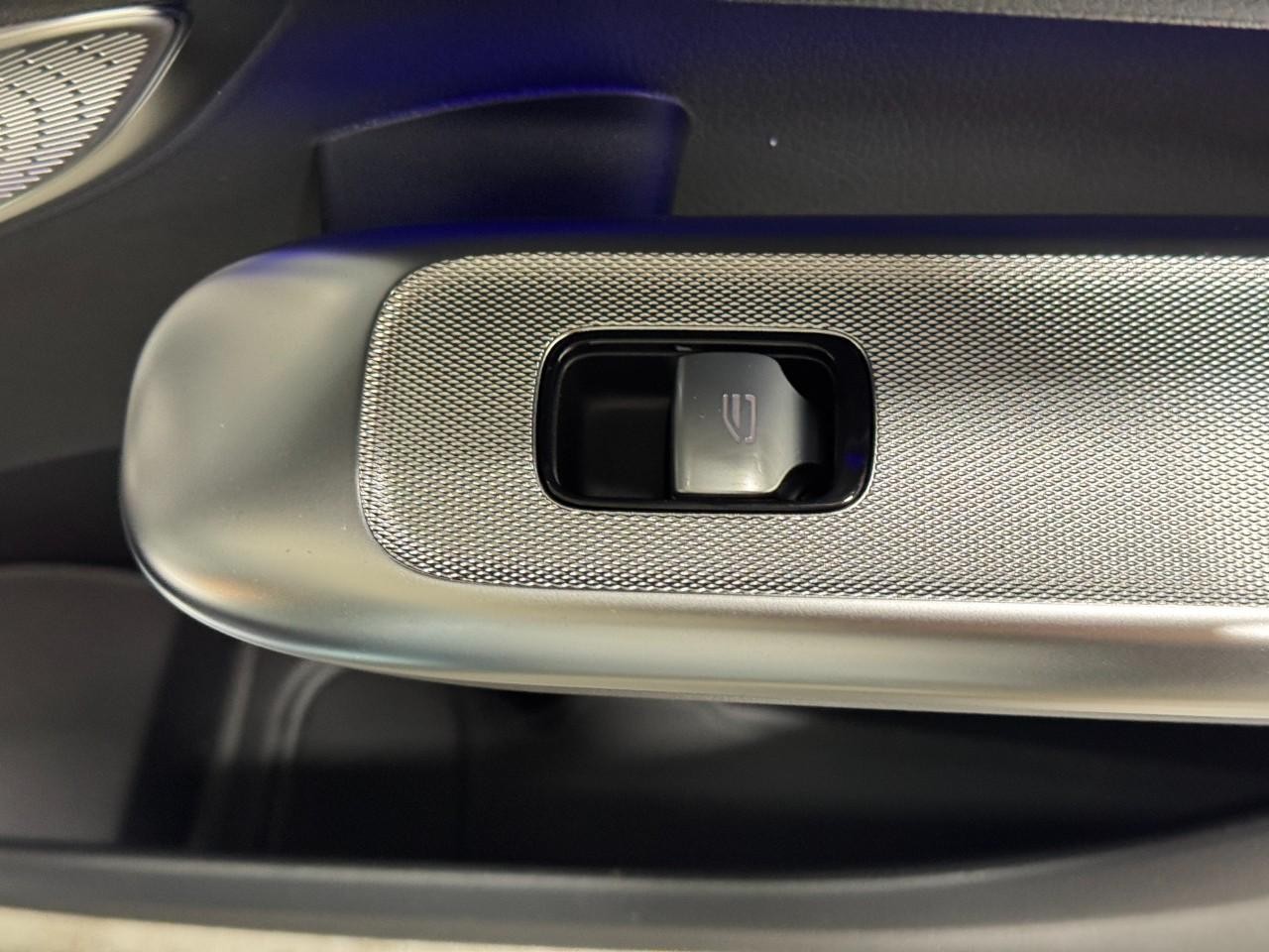 Mercedes-Benz GLC Vehicle Full-screen Gallery Image 21