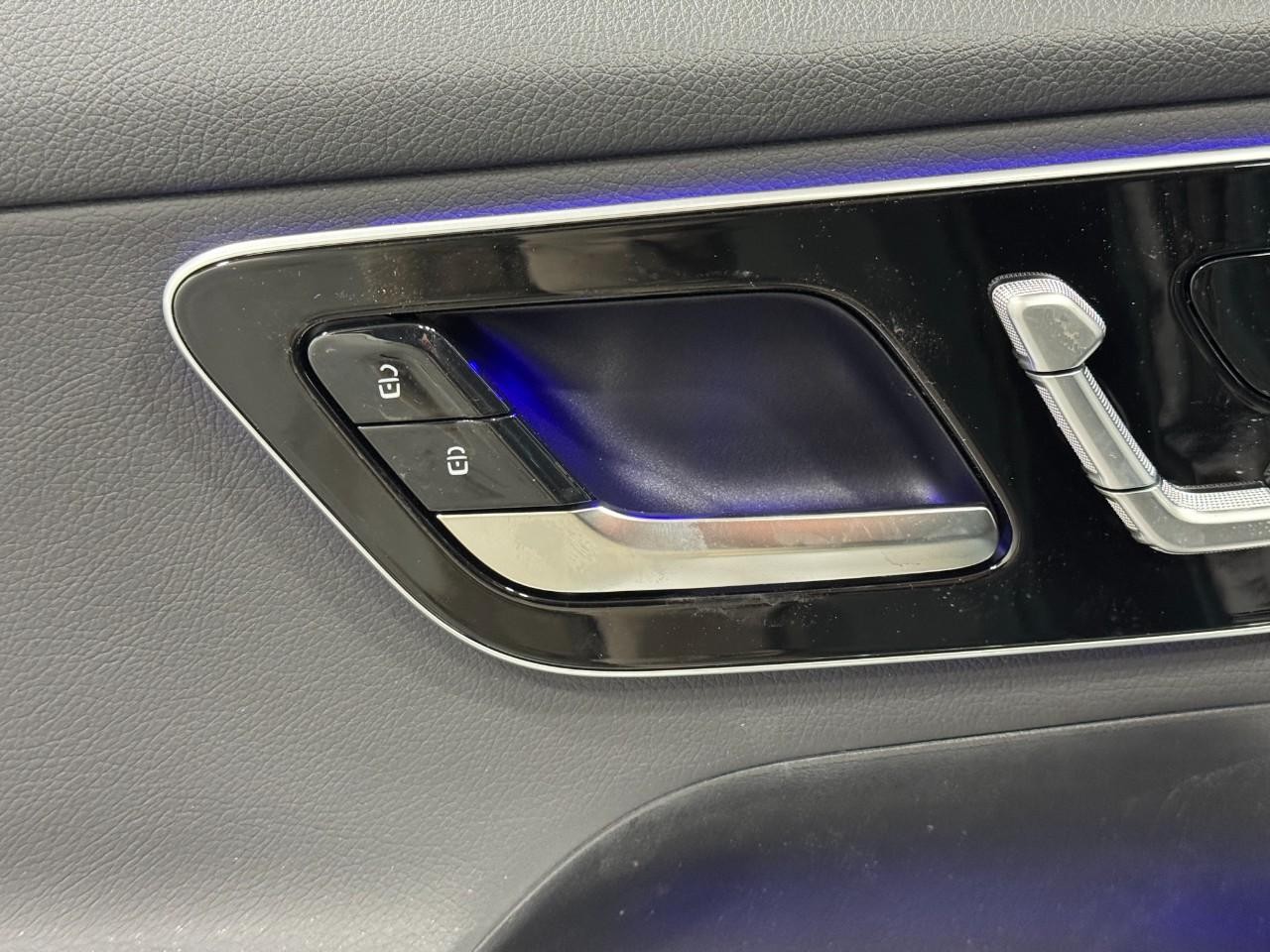 Mercedes-Benz GLC Vehicle Full-screen Gallery Image 23