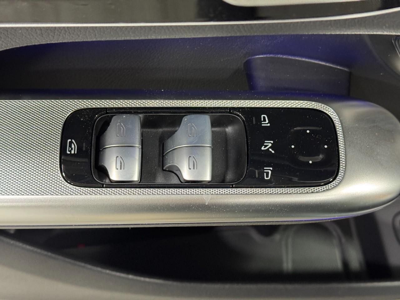 Mercedes-Benz GLC Vehicle Full-screen Gallery Image 24