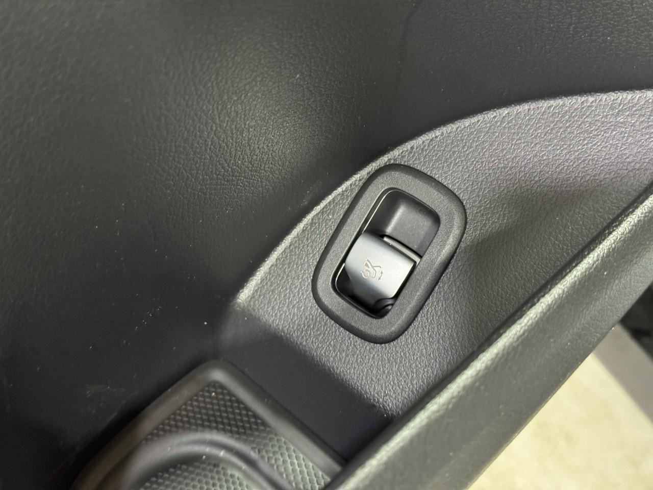 Mercedes-Benz GLC Vehicle Full-screen Gallery Image 26