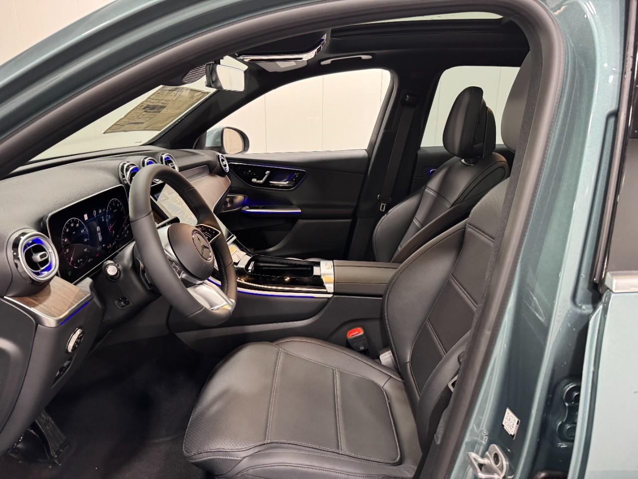 Mercedes-Benz GLC Vehicle Full-screen Gallery Image 27