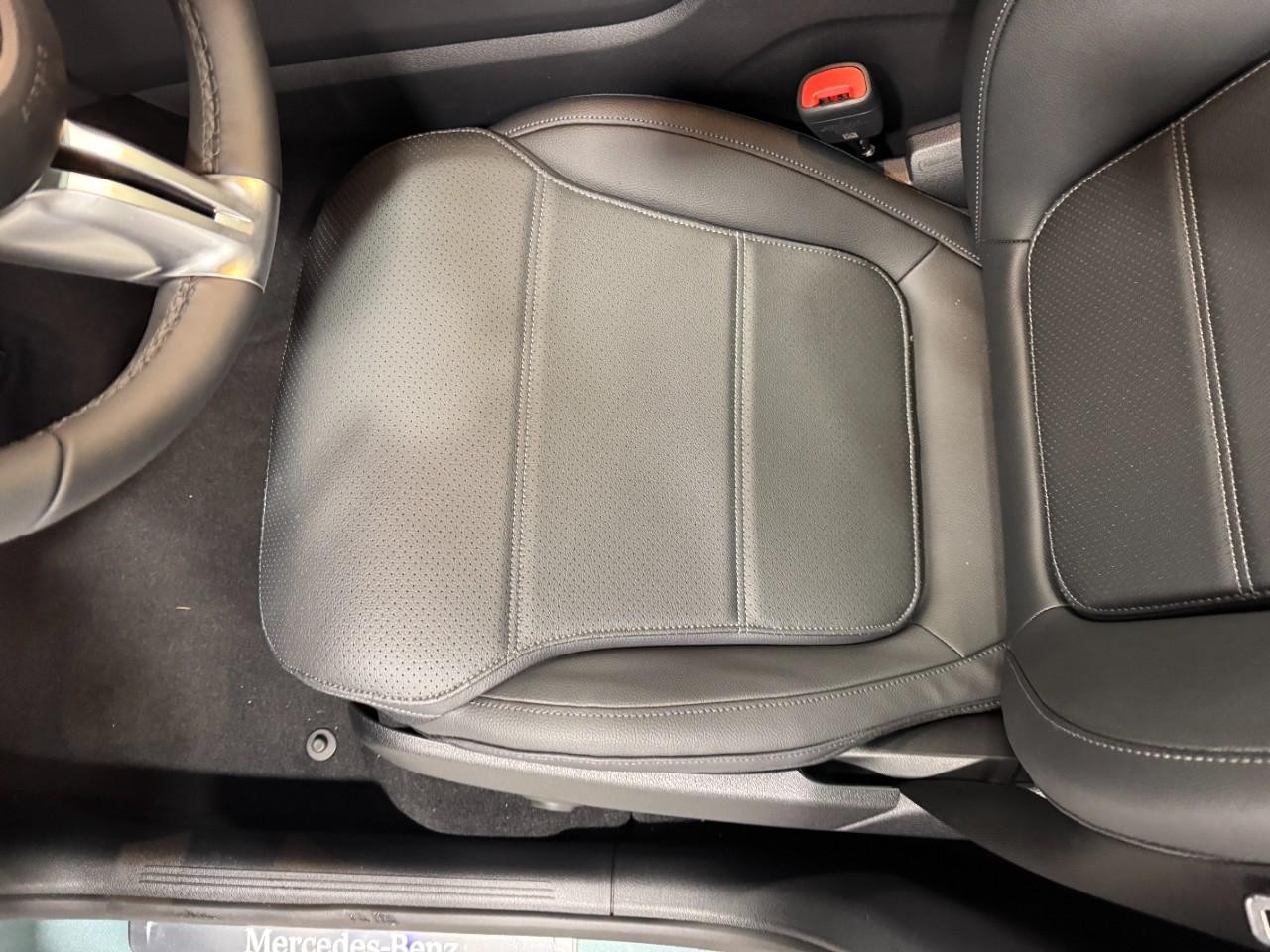 Mercedes-Benz GLC Vehicle Full-screen Gallery Image 28