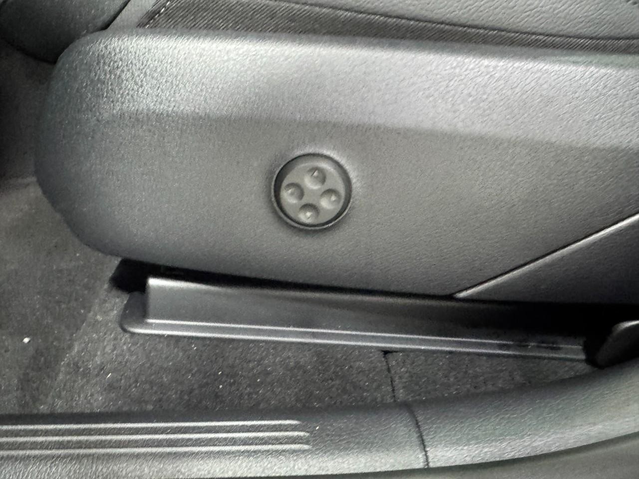 Mercedes-Benz GLC Vehicle Full-screen Gallery Image 29