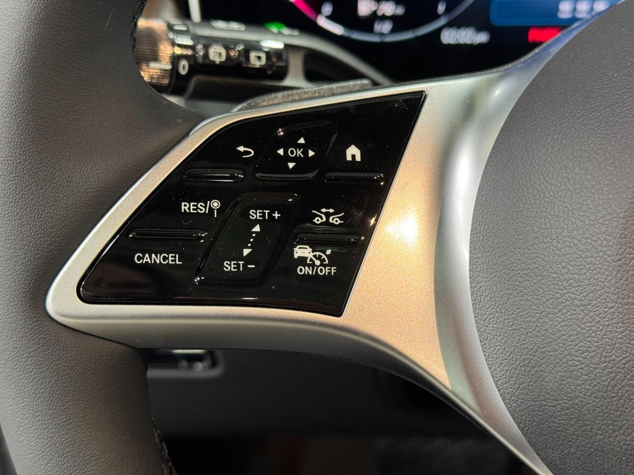 Mercedes-Benz GLC Vehicle Full-screen Gallery Image 31