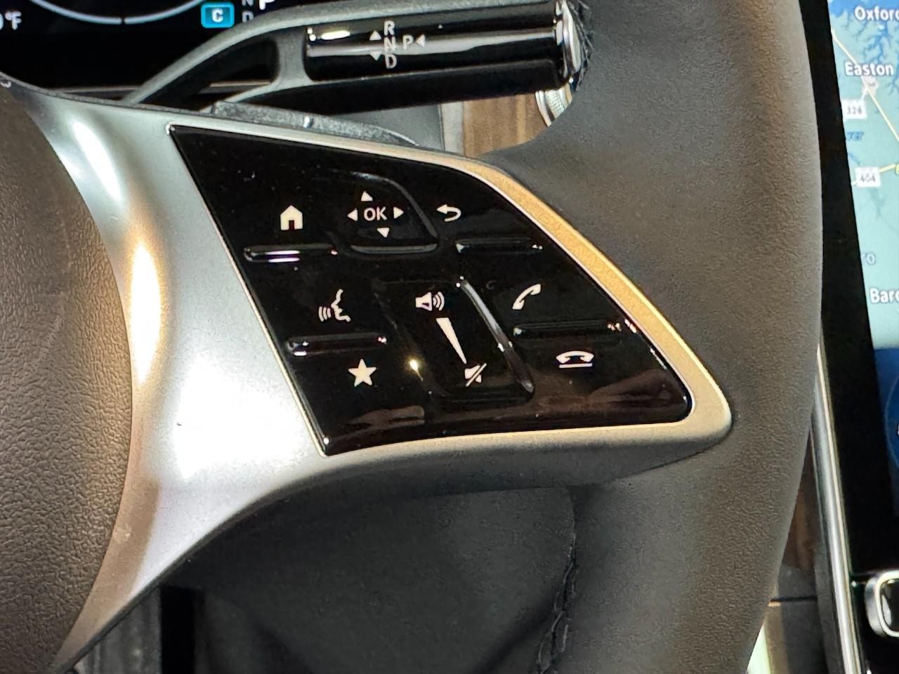 Mercedes-Benz GLC Vehicle Full-screen Gallery Image 32