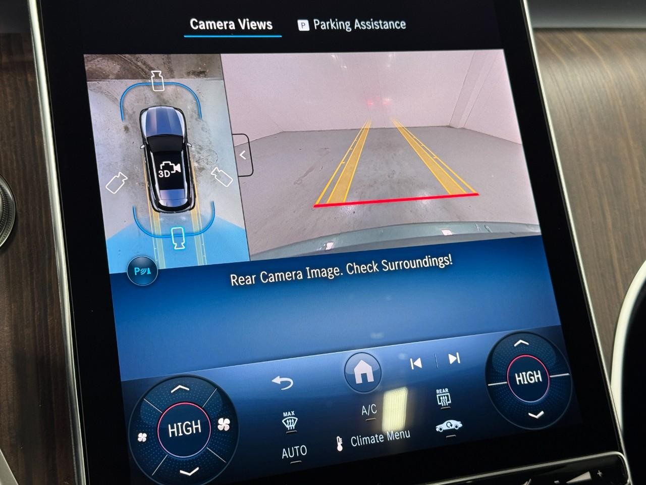 Mercedes-Benz GLC Vehicle Full-screen Gallery Image 35