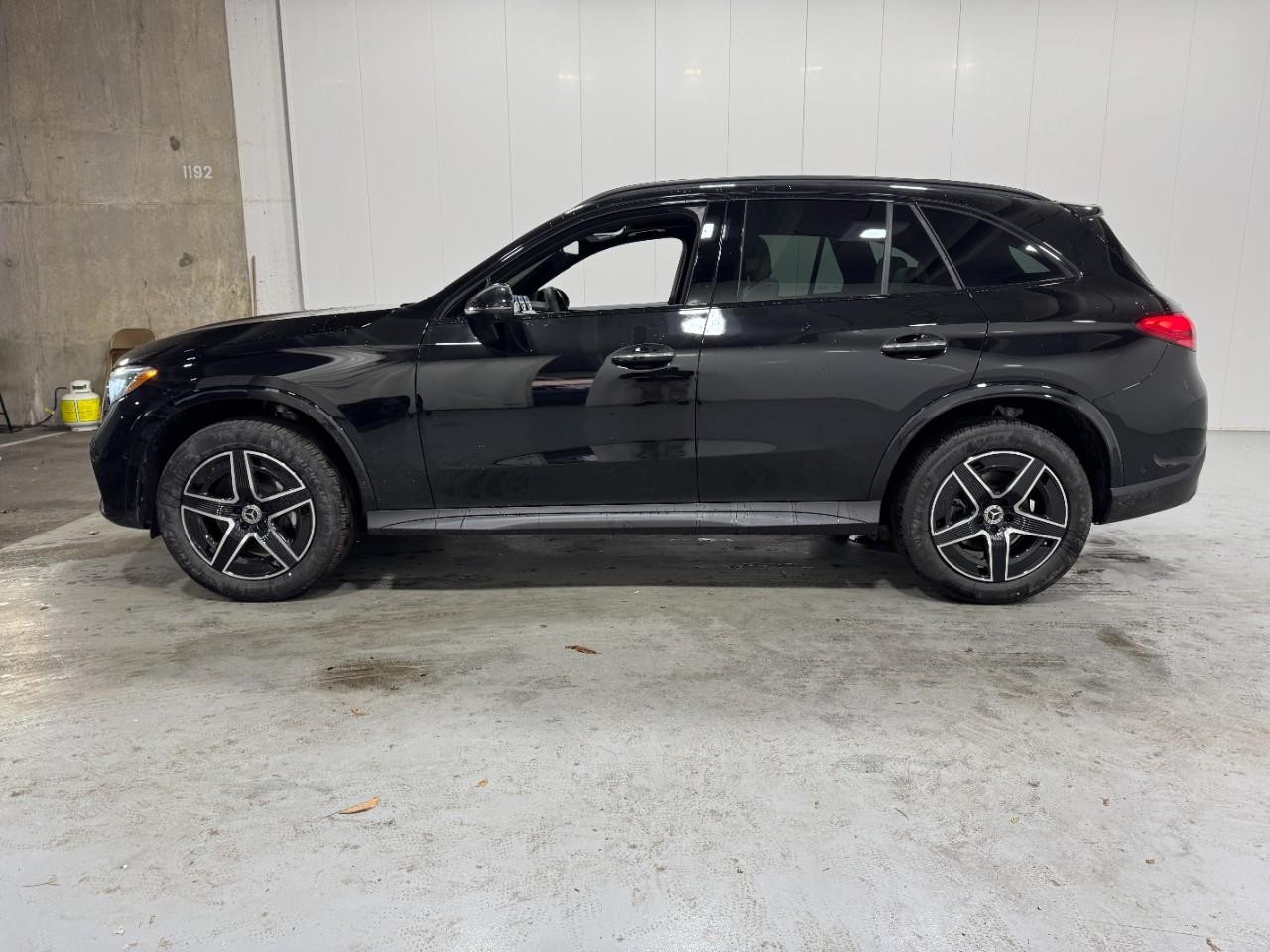 Mercedes-Benz GLC Vehicle Full-screen Gallery Image 2