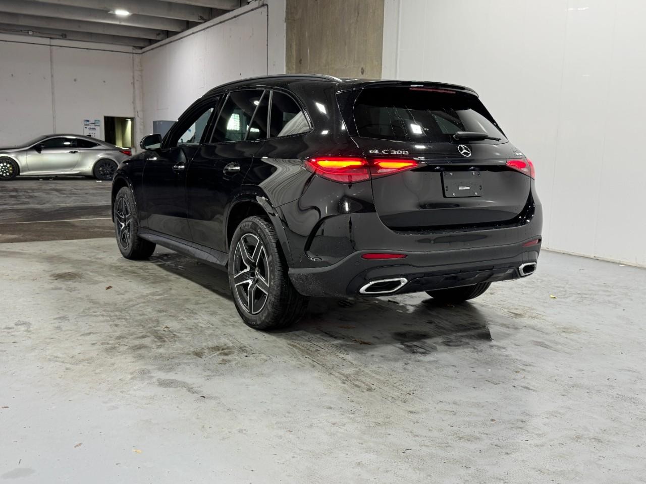 Mercedes-Benz GLC Vehicle Full-screen Gallery Image 3