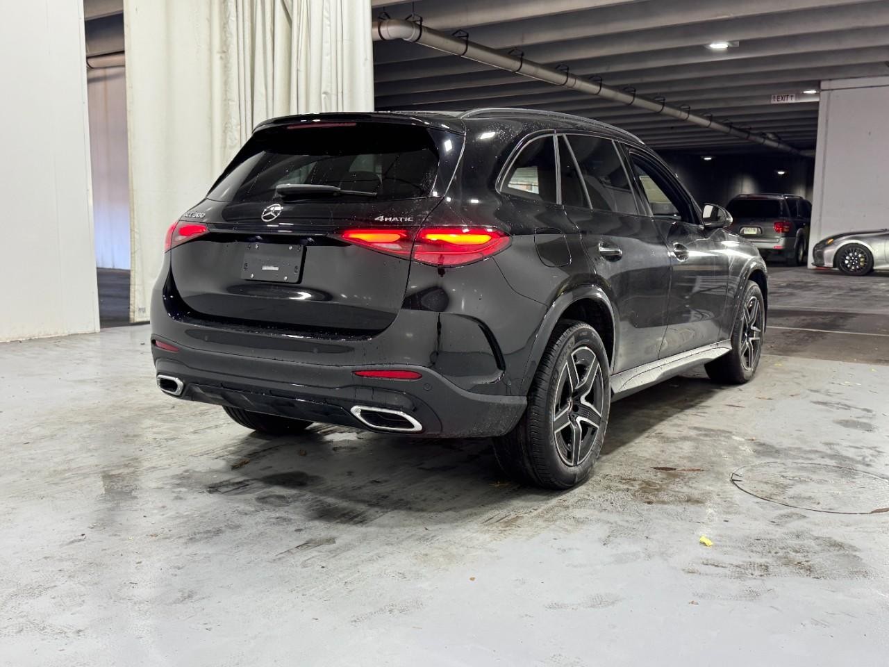 Mercedes-Benz GLC Vehicle Full-screen Gallery Image 4