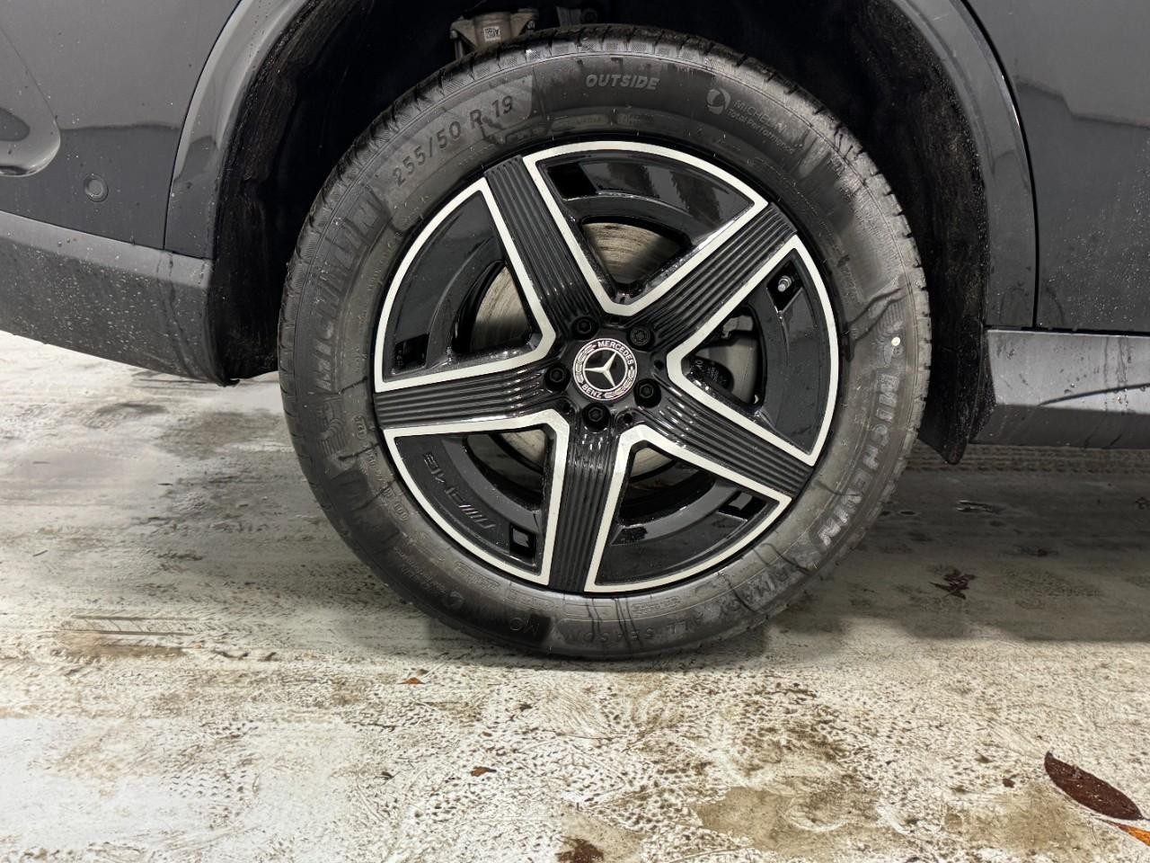 Mercedes-Benz GLC Vehicle Full-screen Gallery Image 5