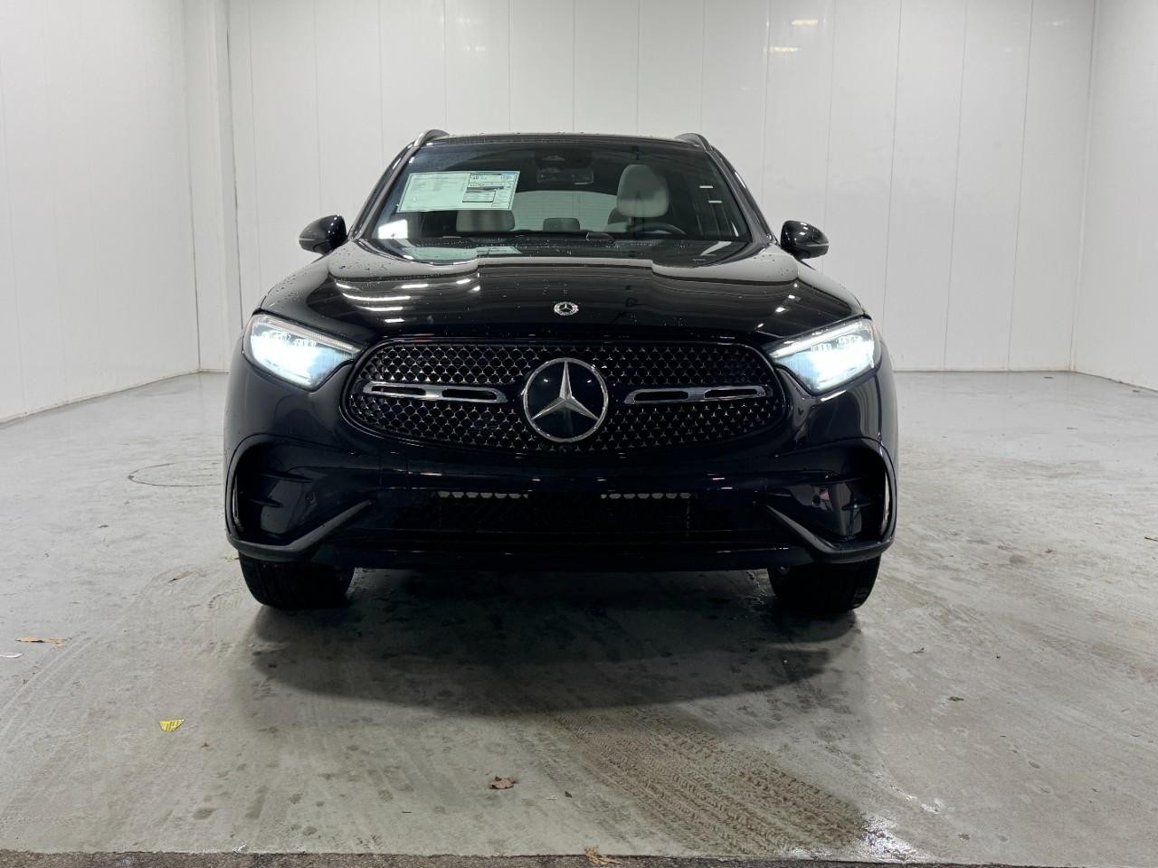 Mercedes-Benz GLC Vehicle Full-screen Gallery Image 7