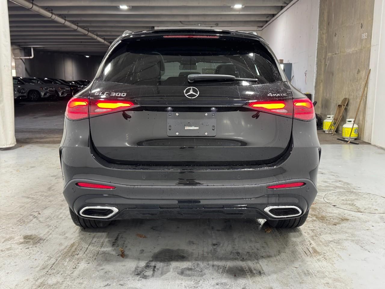 Mercedes-Benz GLC Vehicle Full-screen Gallery Image 9