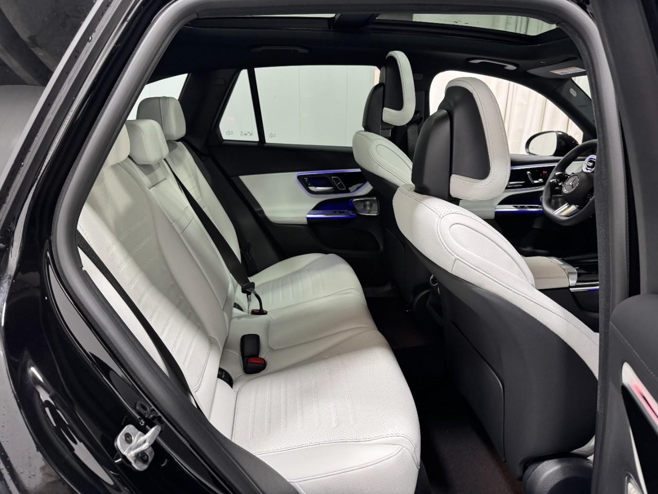 Mercedes-Benz GLC Vehicle Full-screen Gallery Image 10