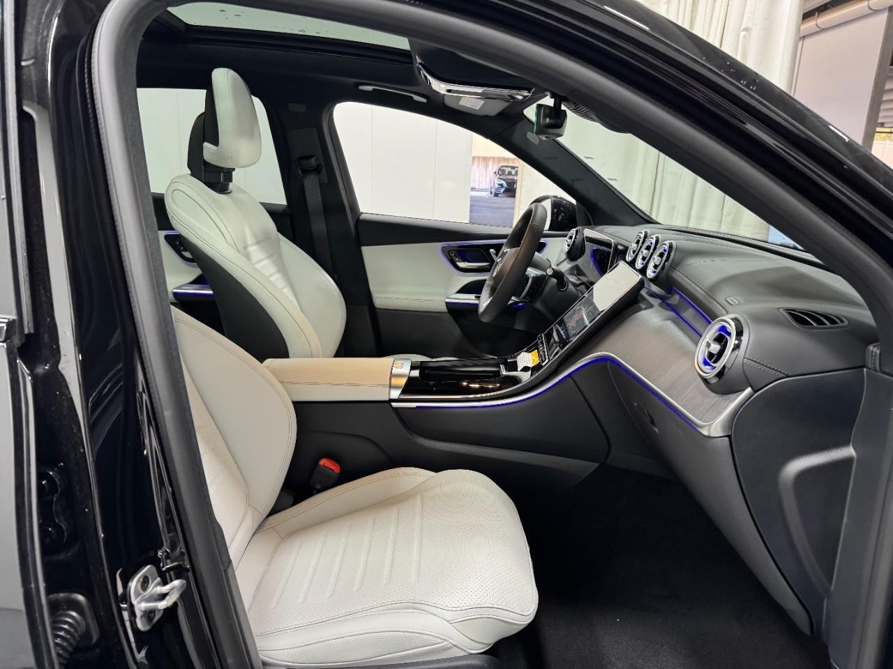 Mercedes-Benz GLC Vehicle Full-screen Gallery Image 16