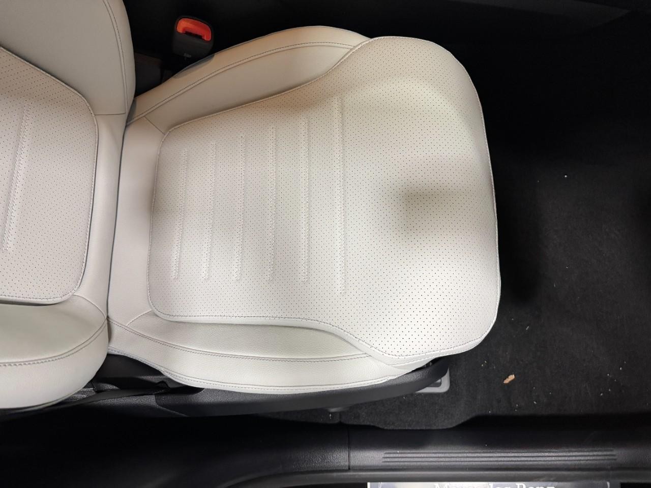 Mercedes-Benz GLC Vehicle Full-screen Gallery Image 17