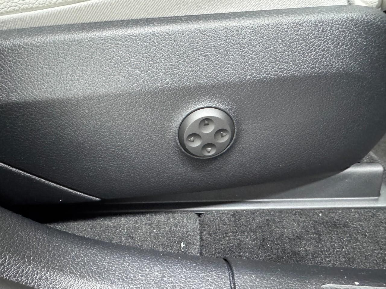 Mercedes-Benz GLC Vehicle Full-screen Gallery Image 18