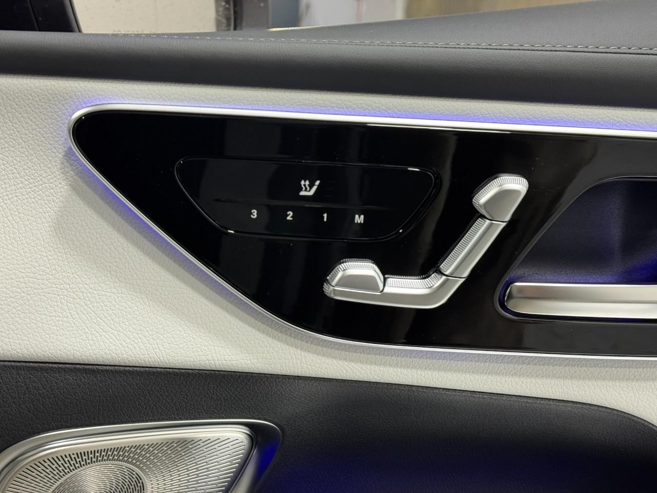 Mercedes-Benz GLC Vehicle Full-screen Gallery Image 19