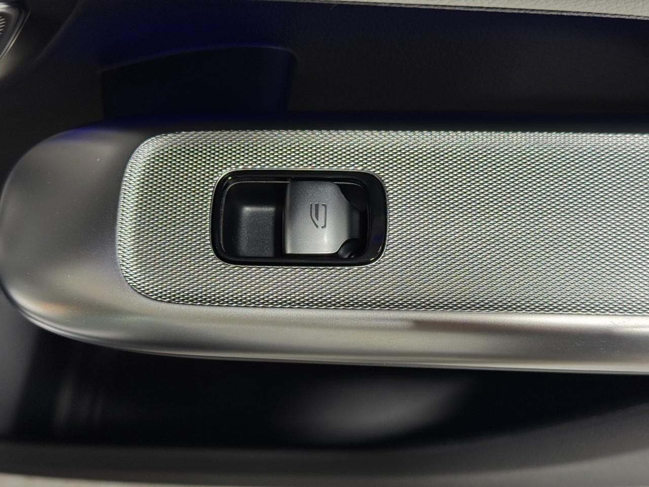 Mercedes-Benz GLC Vehicle Full-screen Gallery Image 21