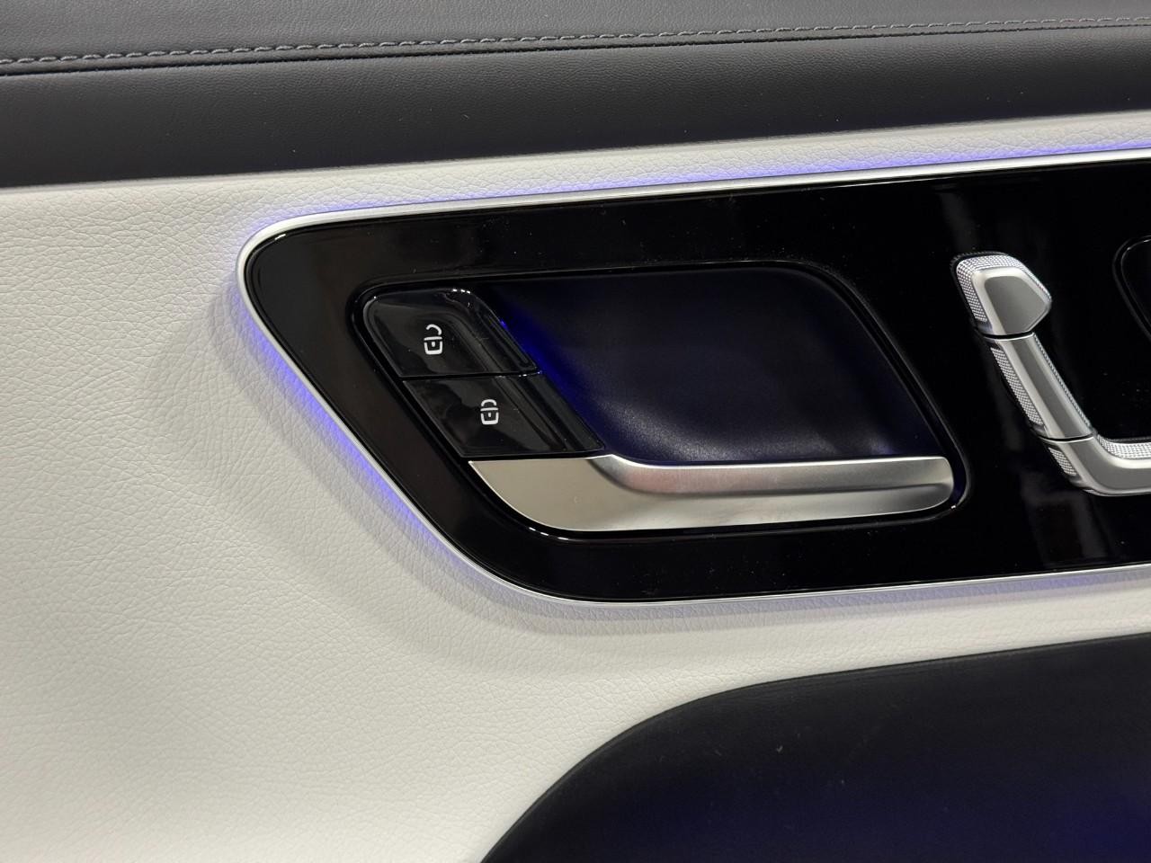 Mercedes-Benz GLC Vehicle Full-screen Gallery Image 23