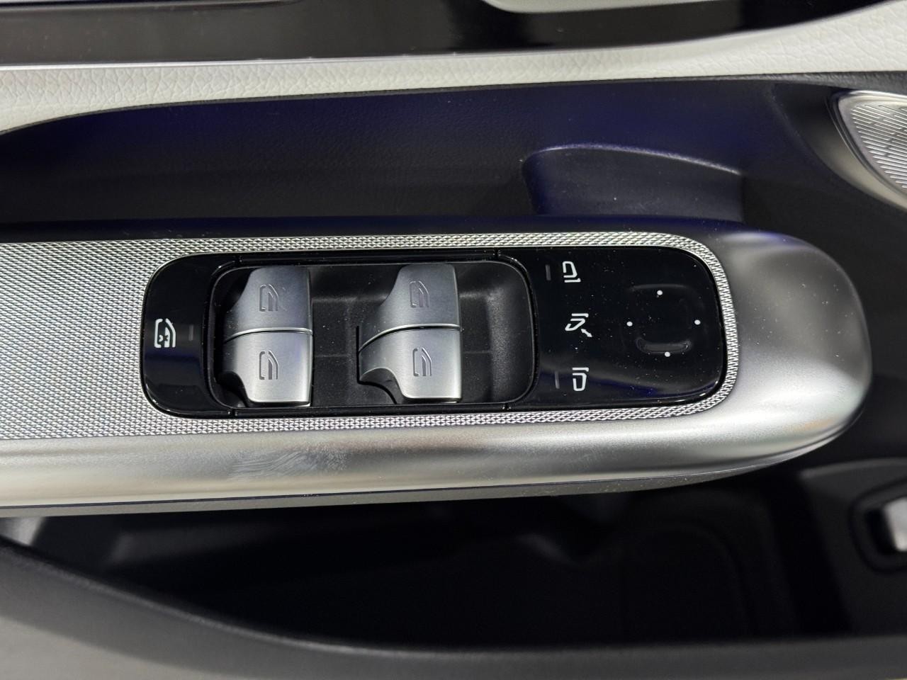 Mercedes-Benz GLC Vehicle Full-screen Gallery Image 24