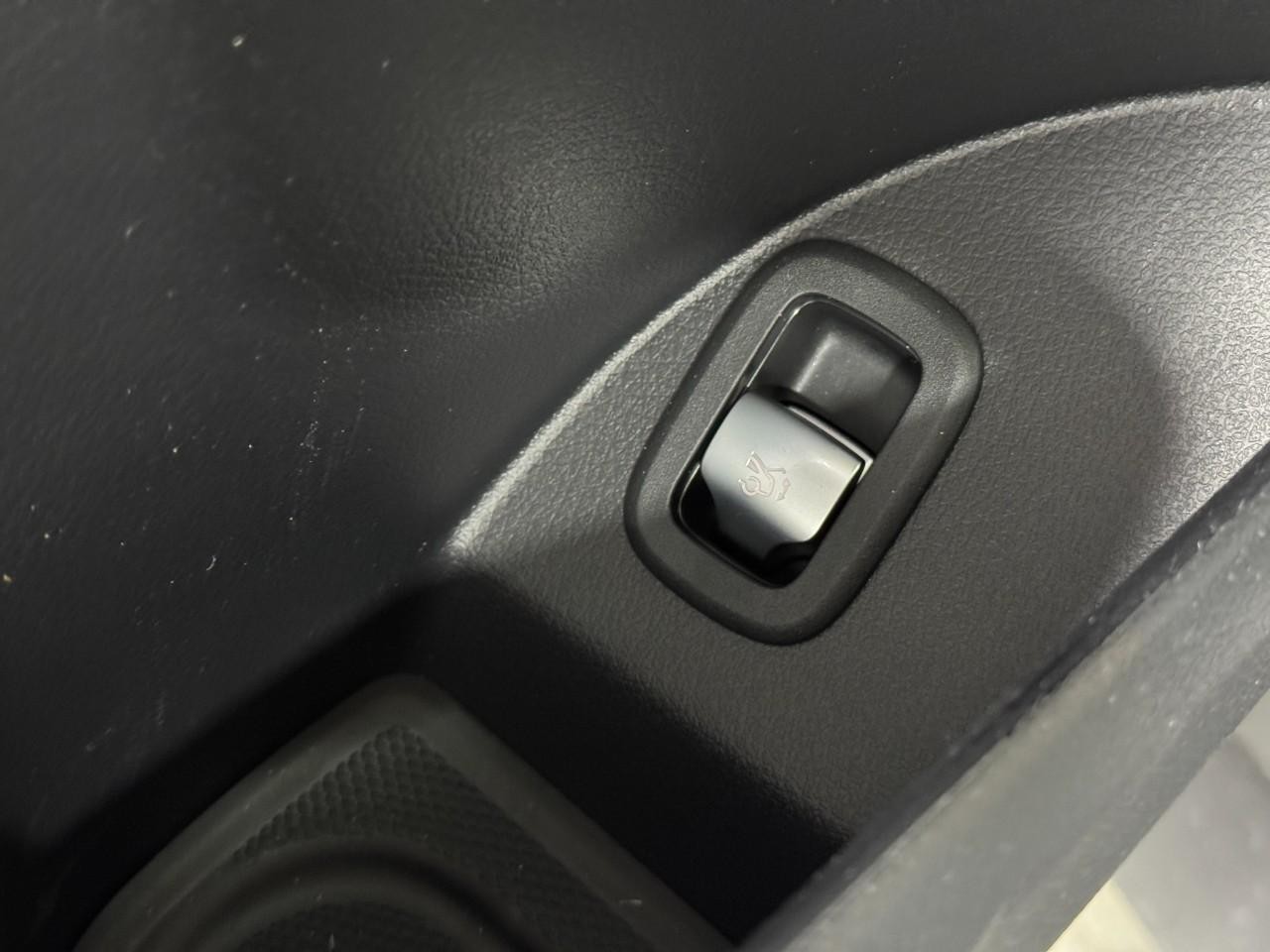 Mercedes-Benz GLC Vehicle Full-screen Gallery Image 26