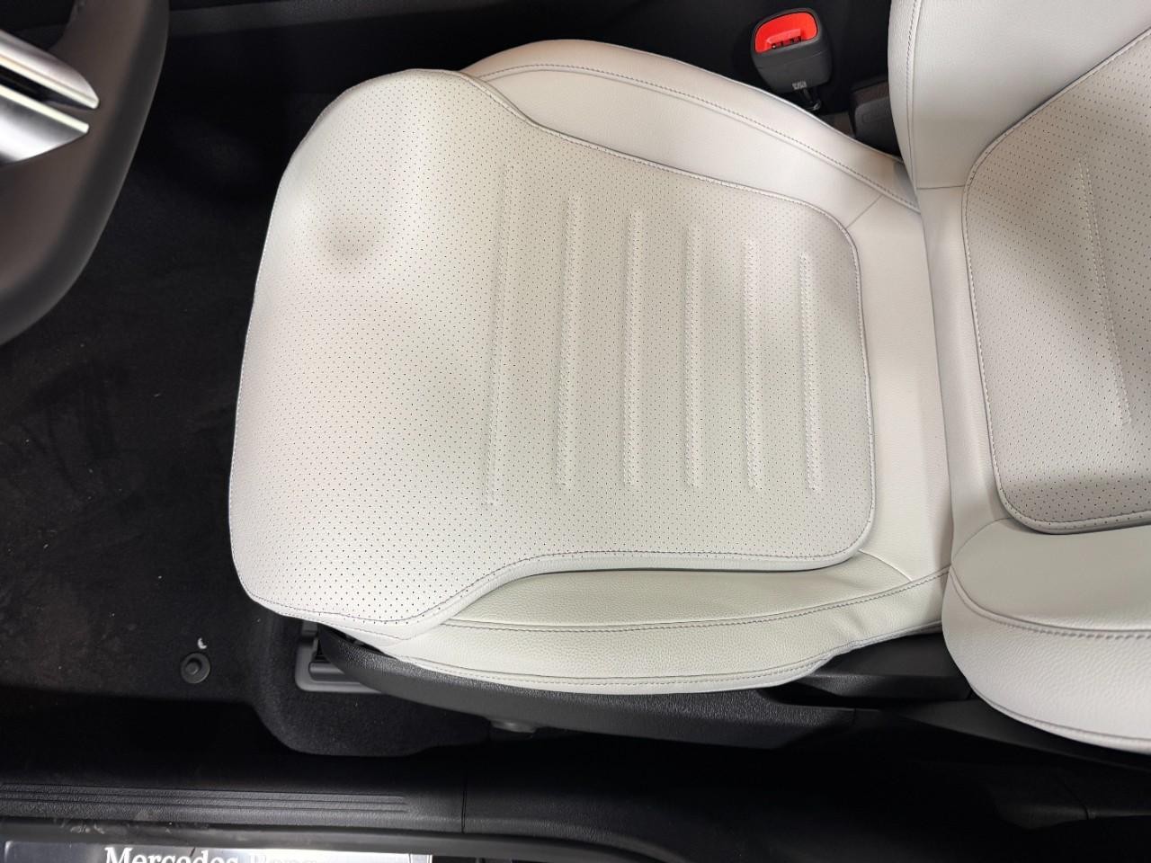 Mercedes-Benz GLC Vehicle Full-screen Gallery Image 28