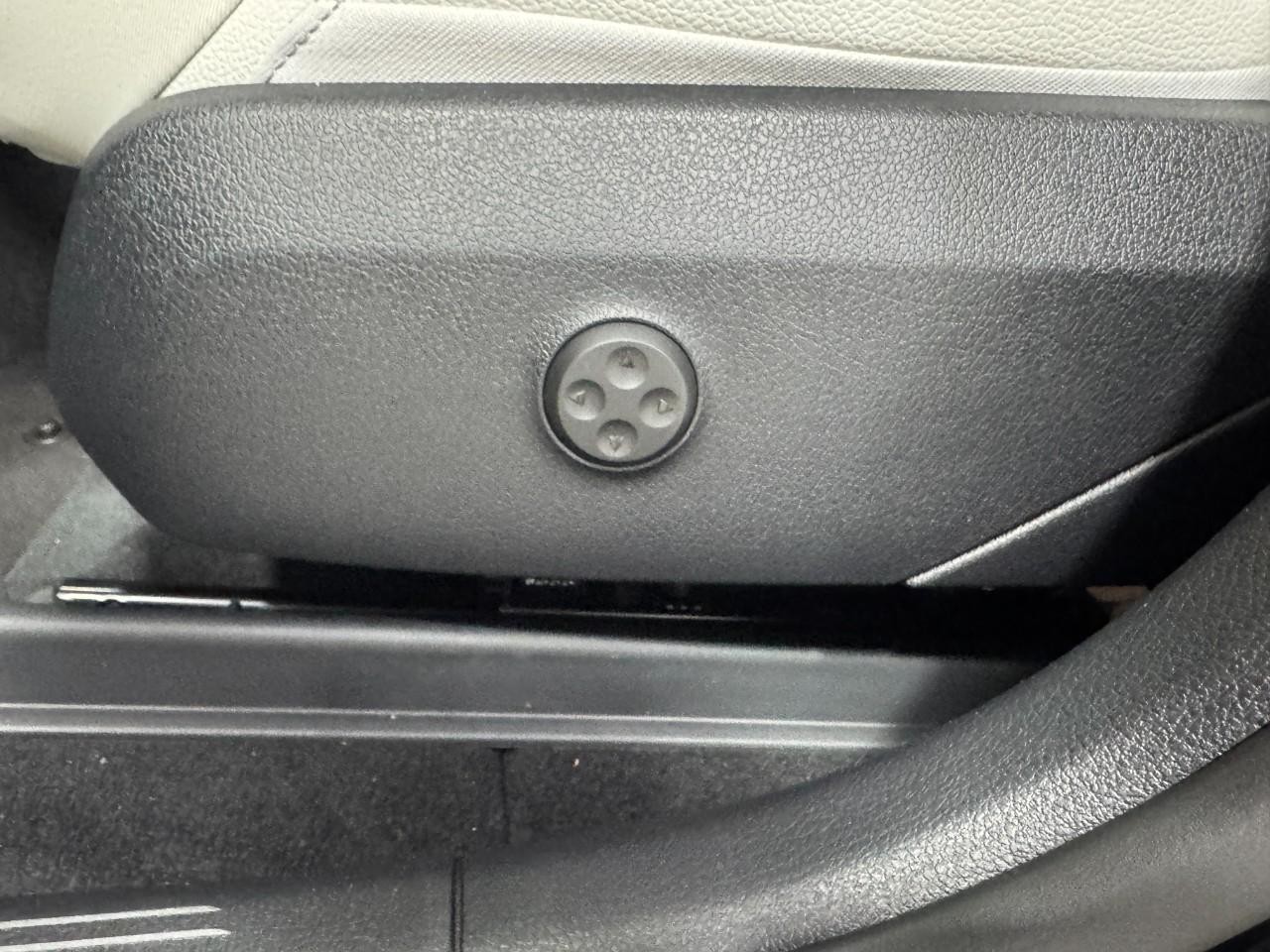 Mercedes-Benz GLC Vehicle Full-screen Gallery Image 29