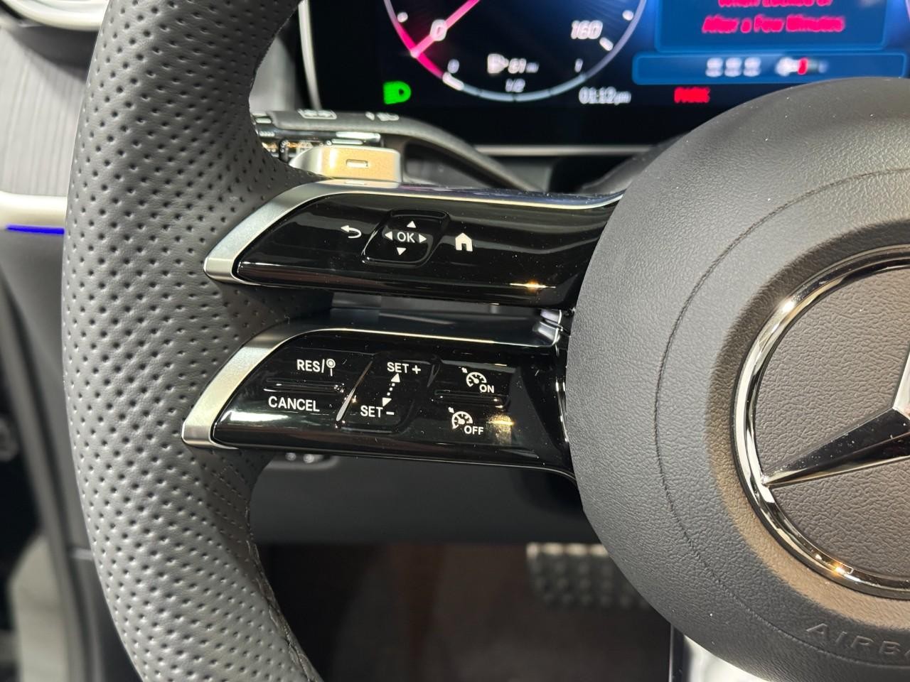 Mercedes-Benz GLC Vehicle Full-screen Gallery Image 31