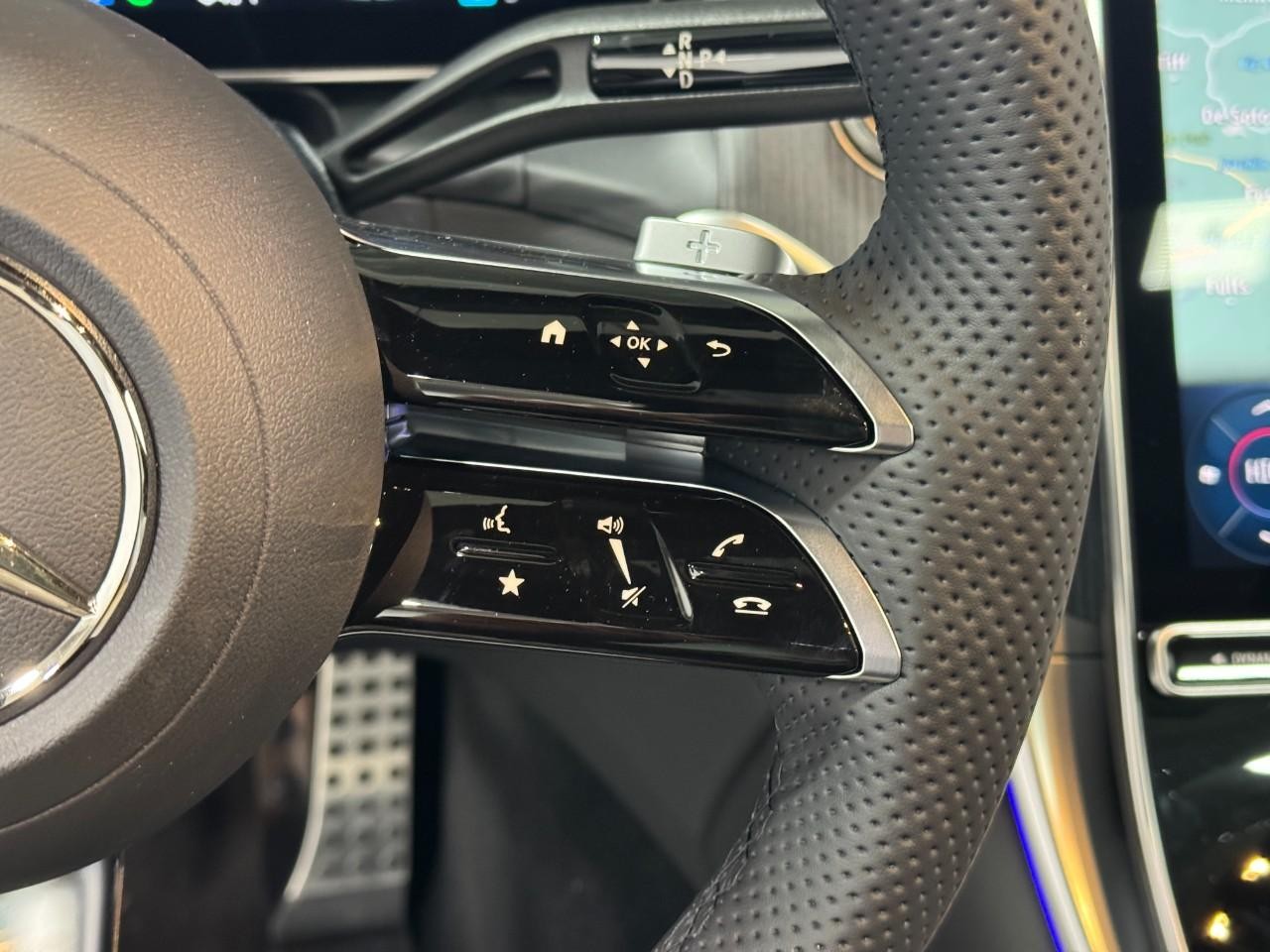 Mercedes-Benz GLC Vehicle Full-screen Gallery Image 32