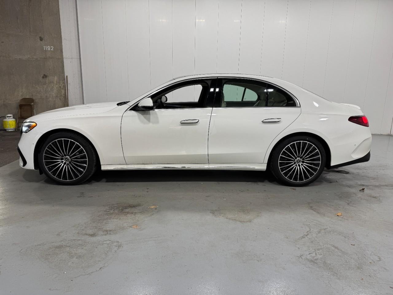 Mercedes-Benz E-Class Vehicle Full-screen Gallery Image 2