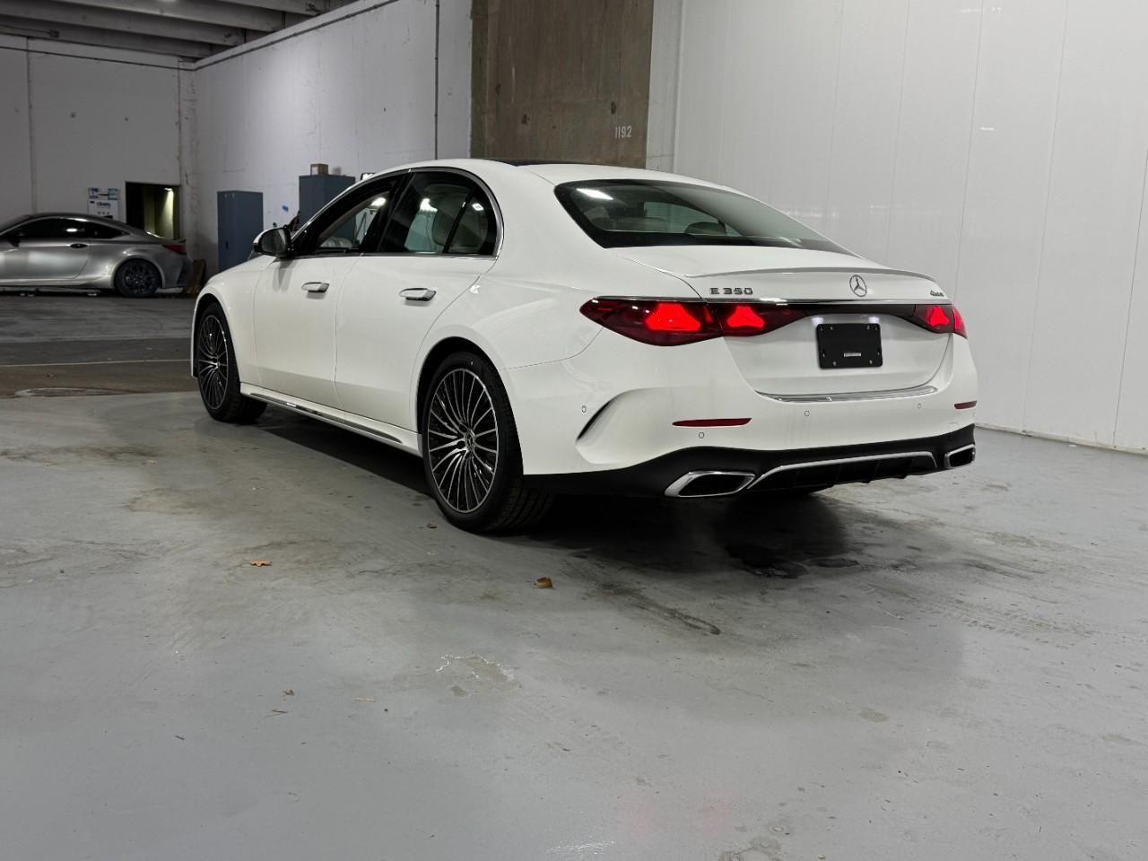 Mercedes-Benz E-Class Vehicle Full-screen Gallery Image 3