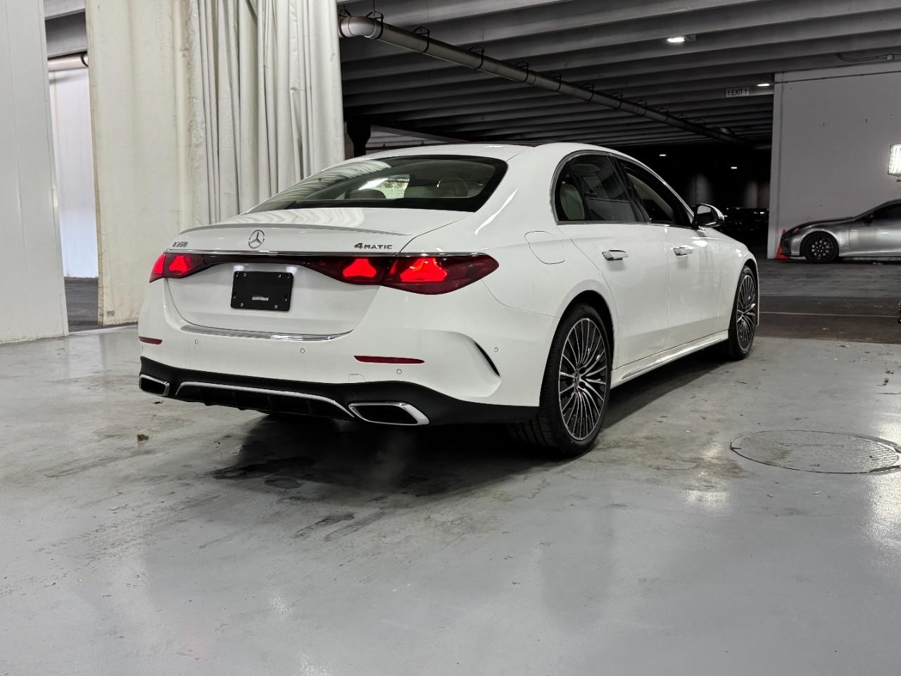 Mercedes-Benz E-Class Vehicle Full-screen Gallery Image 4