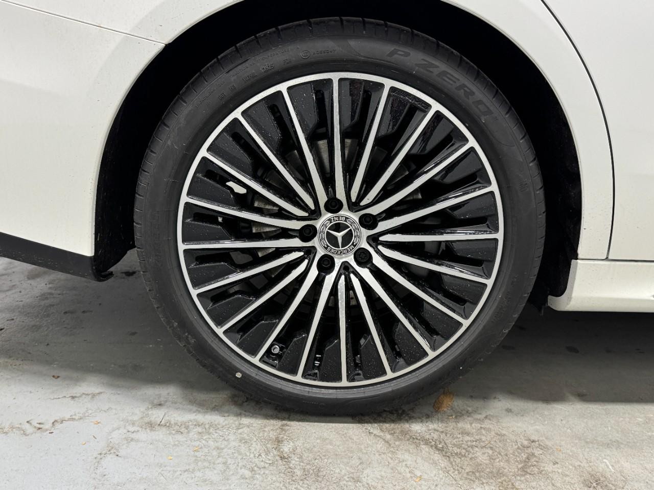 Mercedes-Benz E-Class Vehicle Full-screen Gallery Image 5