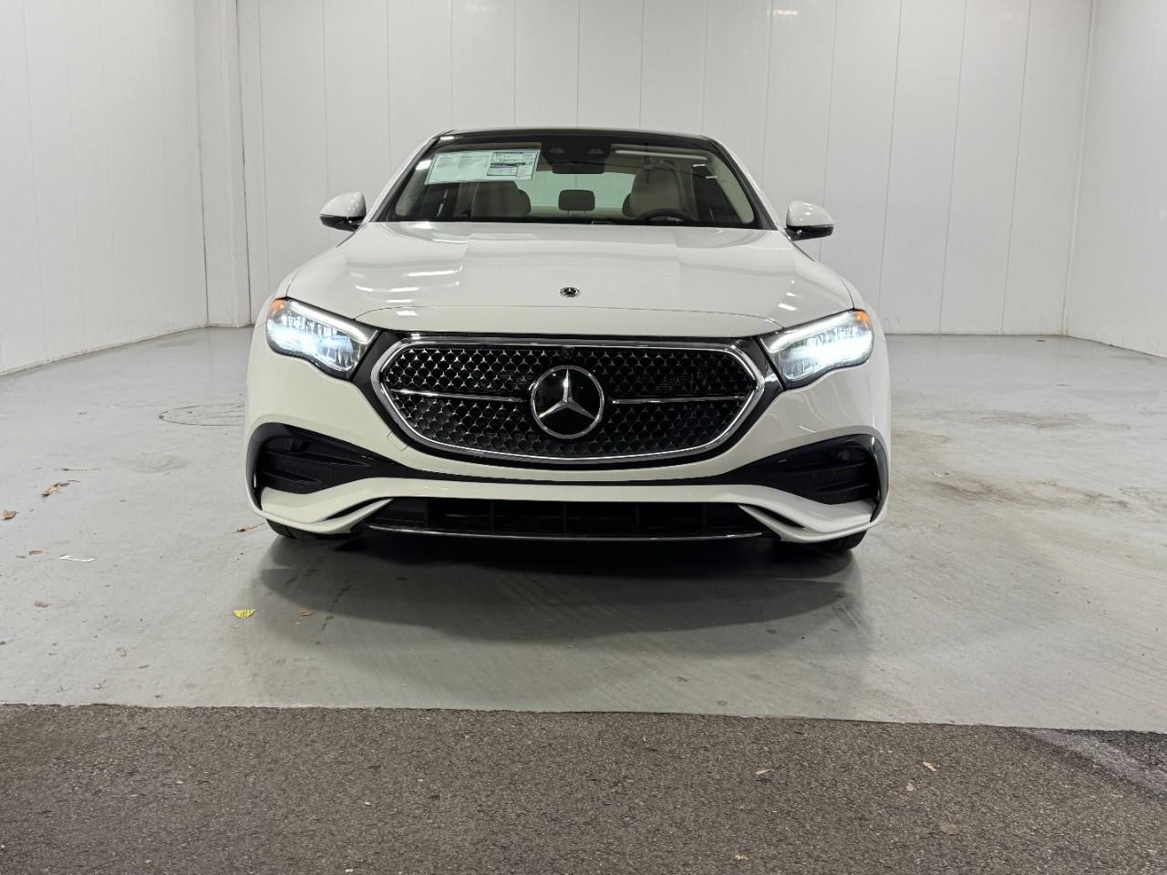 Mercedes-Benz E-Class Vehicle Full-screen Gallery Image 7