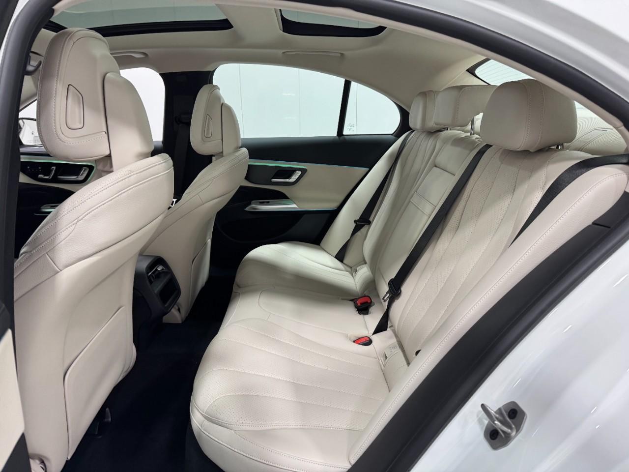 Mercedes-Benz E-Class Vehicle Full-screen Gallery Image 8