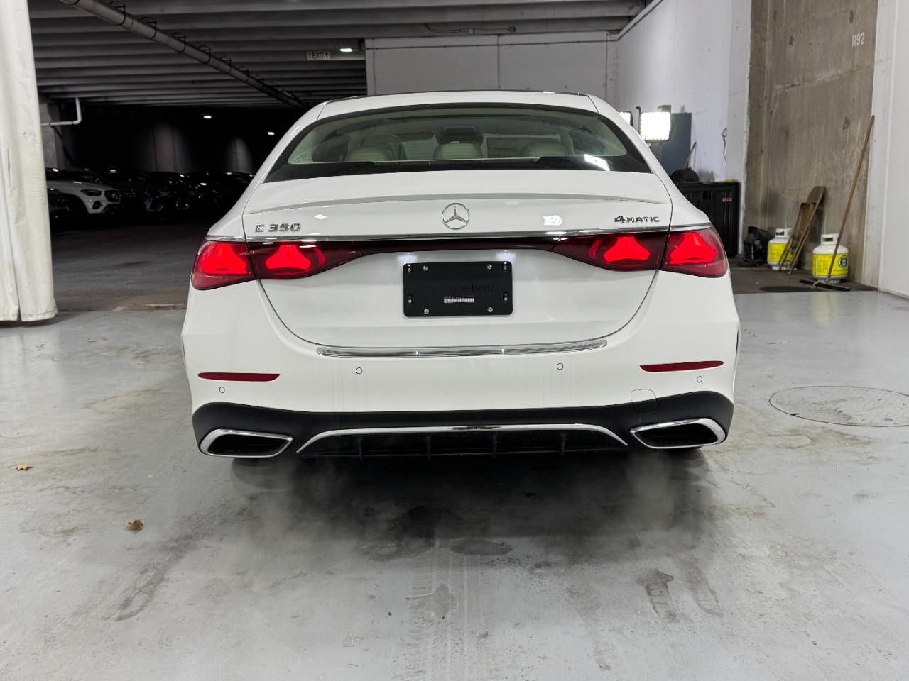 Mercedes-Benz E-Class Vehicle Full-screen Gallery Image 9