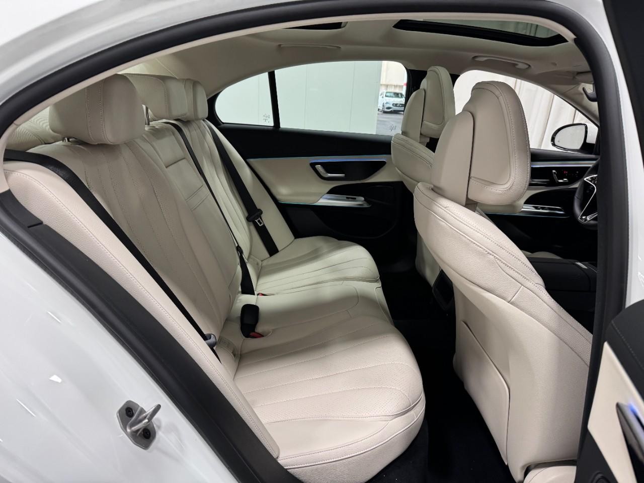 Mercedes-Benz E-Class Vehicle Full-screen Gallery Image 10