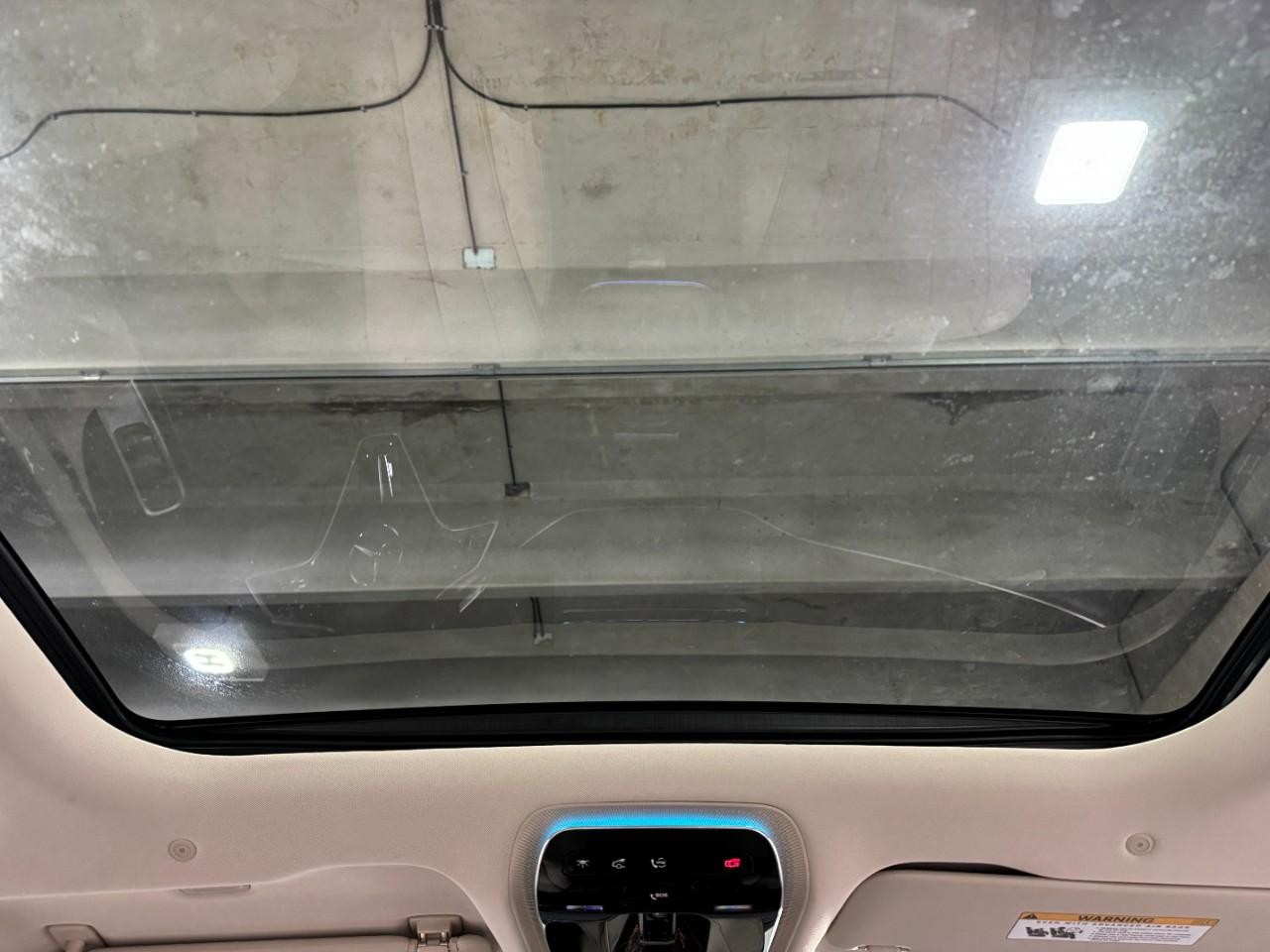 Mercedes-Benz E-Class Vehicle Full-screen Gallery Image 11