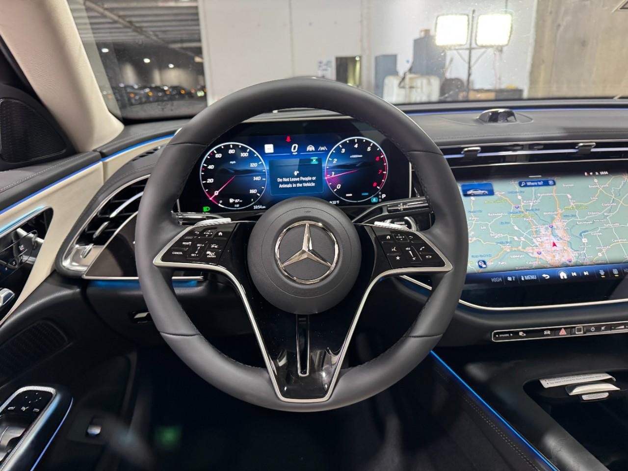 Mercedes-Benz E-Class Vehicle Full-screen Gallery Image 13