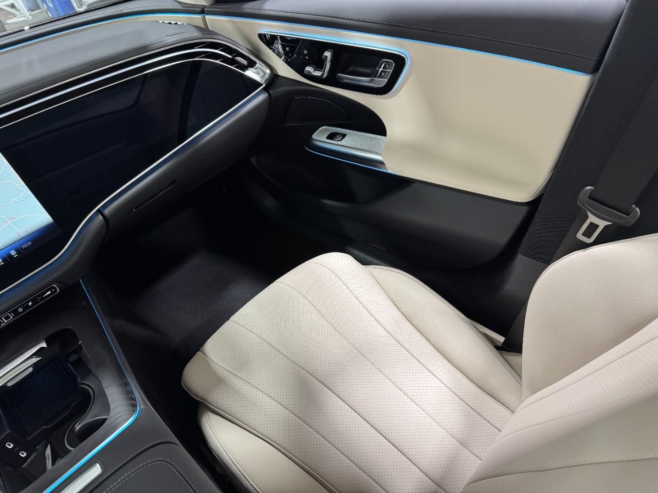 Mercedes-Benz E-Class Vehicle Full-screen Gallery Image 15