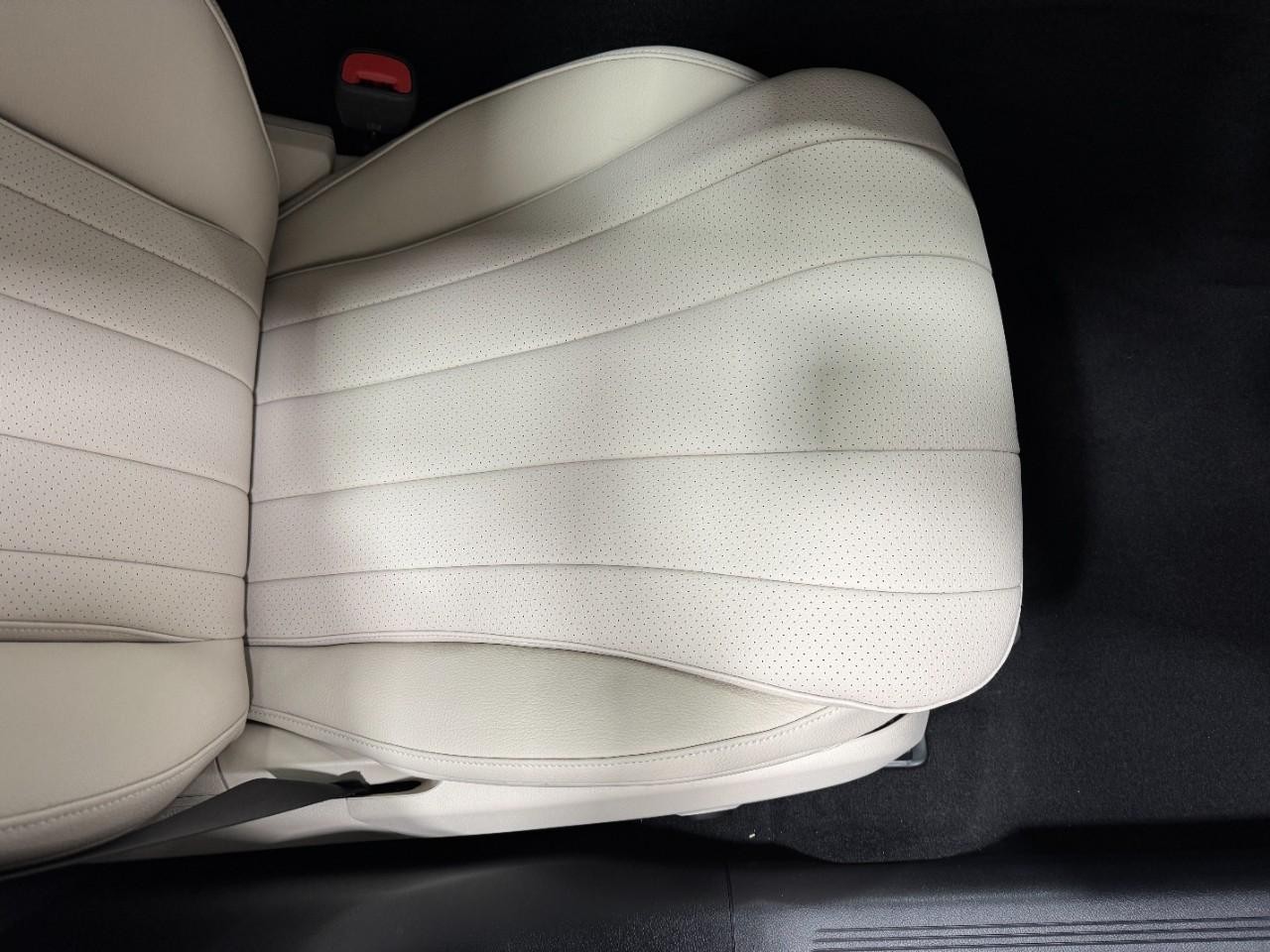 Mercedes-Benz E-Class Vehicle Full-screen Gallery Image 17