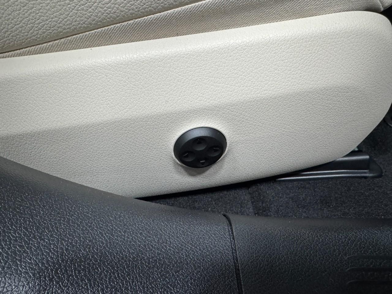 Mercedes-Benz E-Class Vehicle Full-screen Gallery Image 18