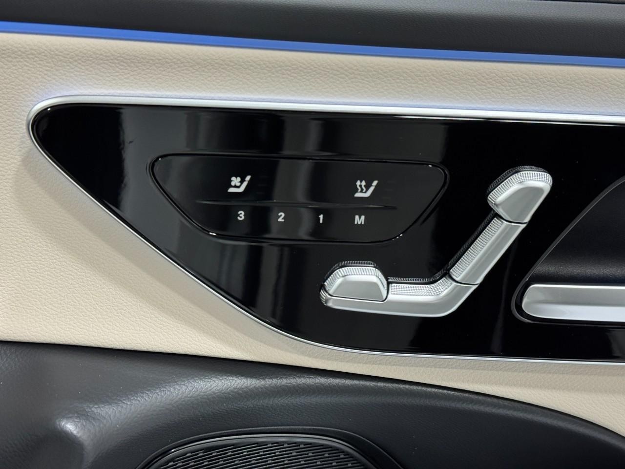 Mercedes-Benz E-Class Vehicle Full-screen Gallery Image 19