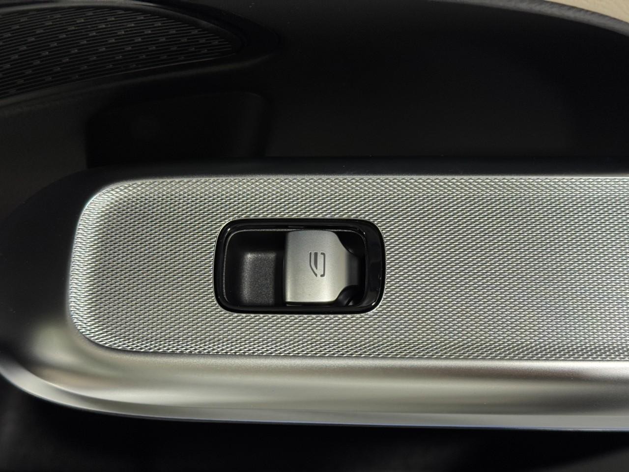 Mercedes-Benz E-Class Vehicle Full-screen Gallery Image 21