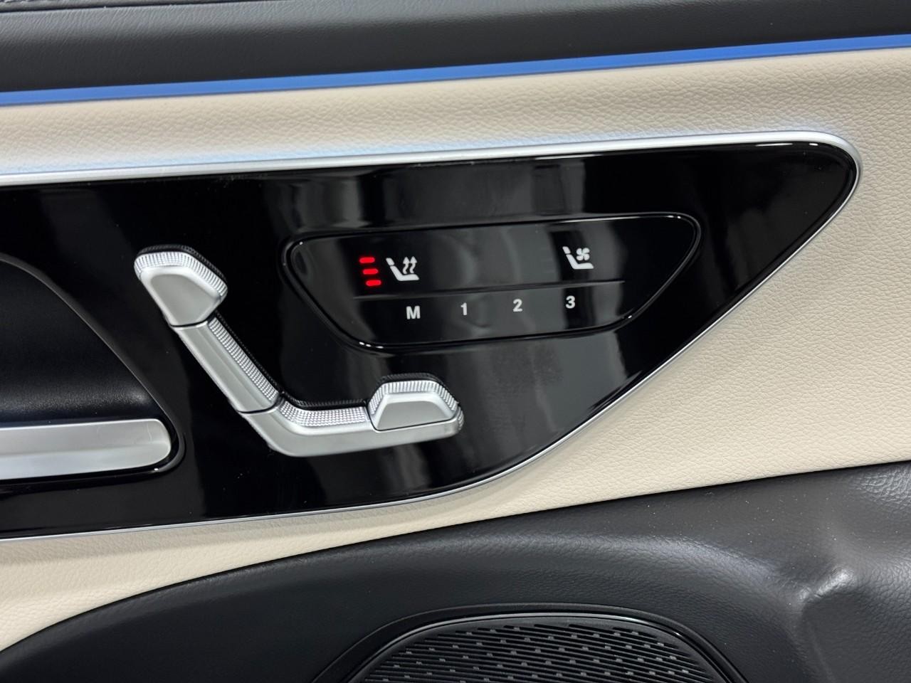 Mercedes-Benz E-Class Vehicle Full-screen Gallery Image 22