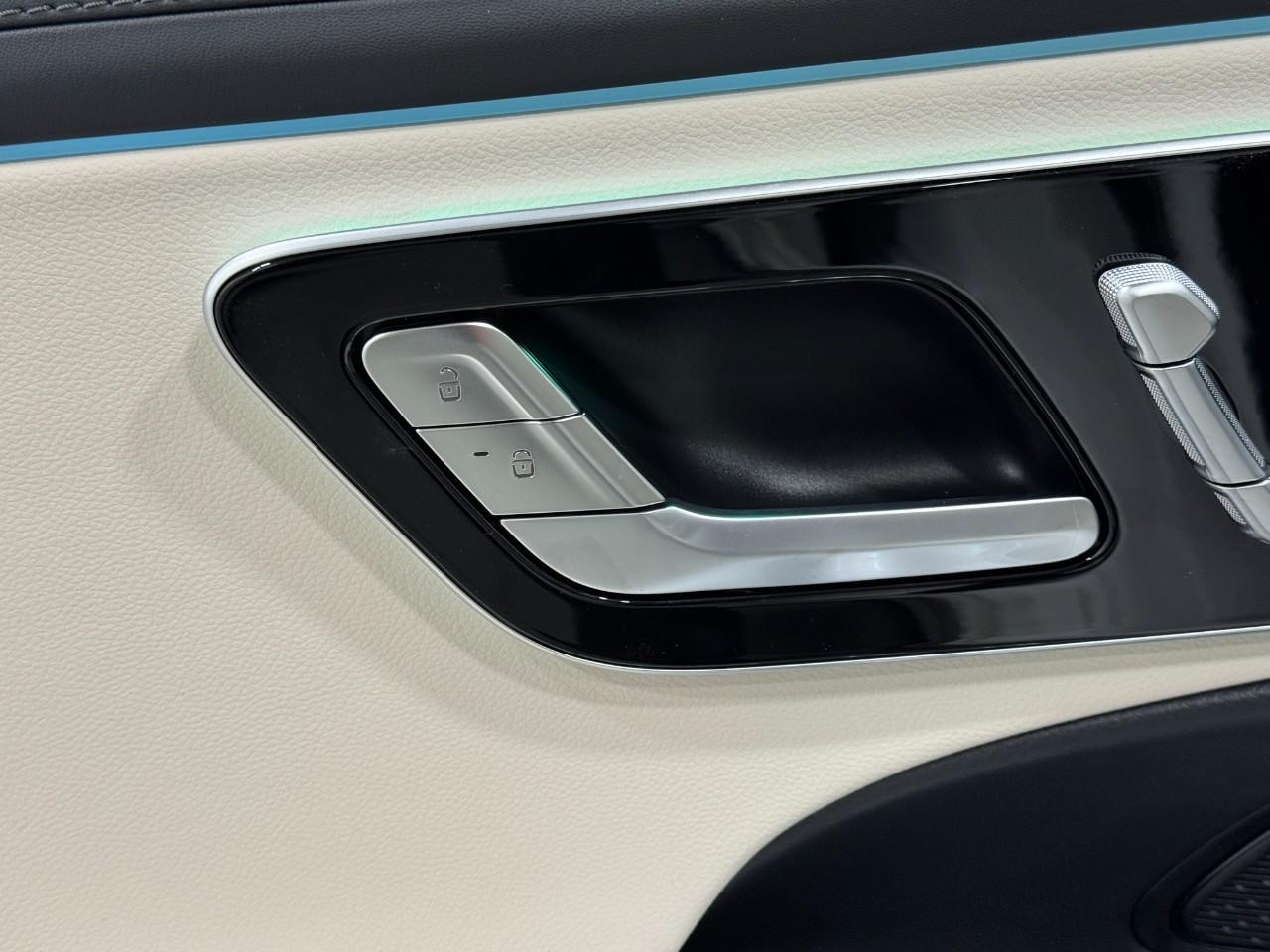 Mercedes-Benz E-Class Vehicle Full-screen Gallery Image 23